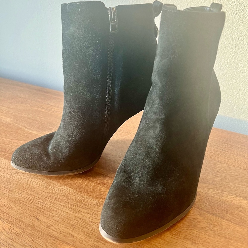 Elegant COACH heeled ankle boots in black suede - perfect for the winter ❄️